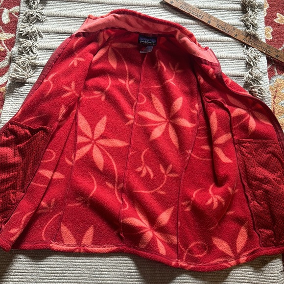 Patagonia synchilla vest fleece cherry red floral flowers athletic women’s L - Picture 3 of 10